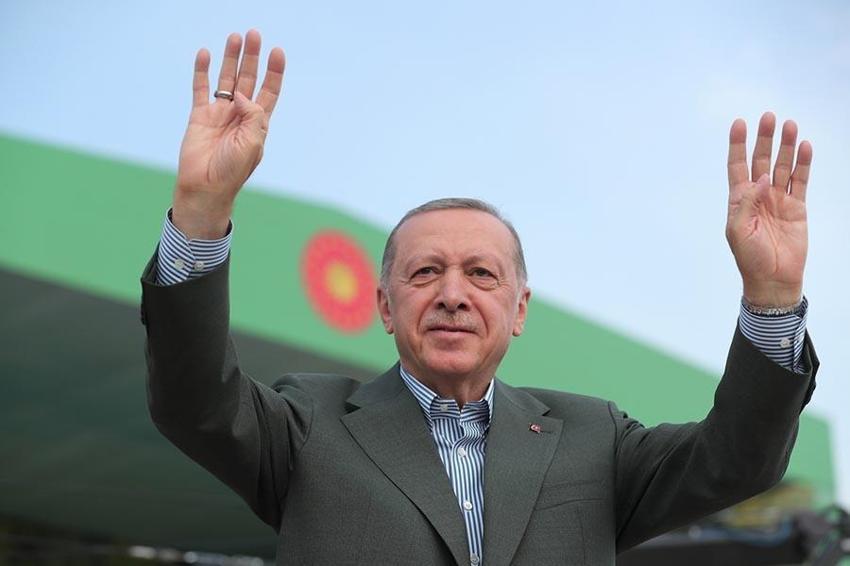 Cumhurbaşkanı Erdoğan, Atatürk Havalimanı Millet Bahçesi'ne ilk fidanı dikti