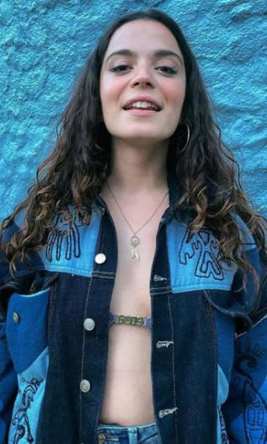 Aslı Bekiroğlu derin göğüs dekoltesiyle nefes kesti! "İlah mısın silah mısın?"