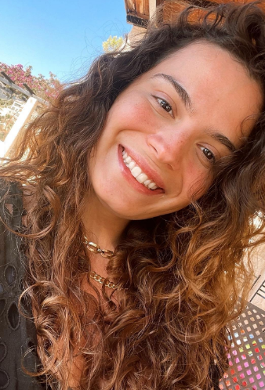 Aslı Bekiroğlu derin göğüs dekoltesiyle nefes kesti! "İlah mısın silah mısın?"