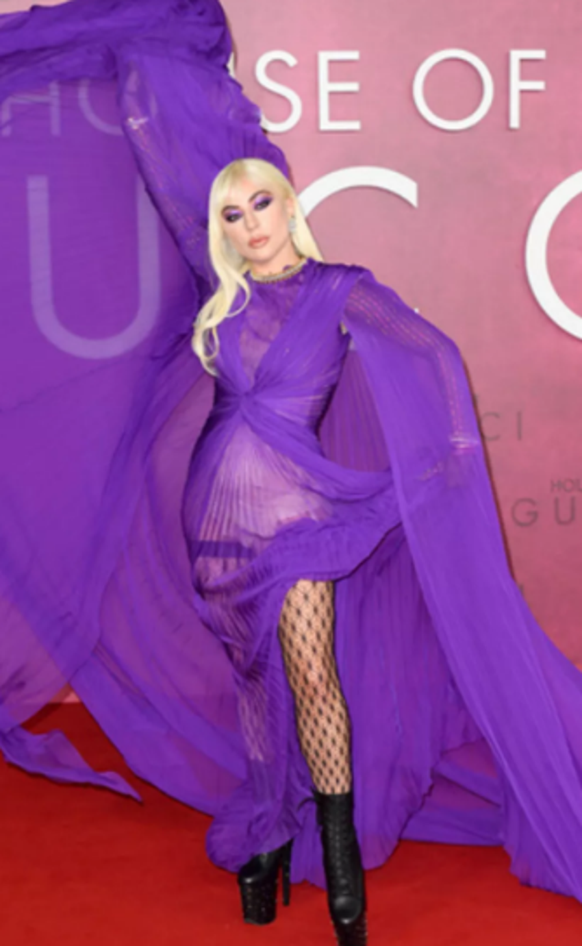Hande Erçel transparan elbisesiyle geceye damga vurdu! Lady Gaga'nın giydiği elbise...