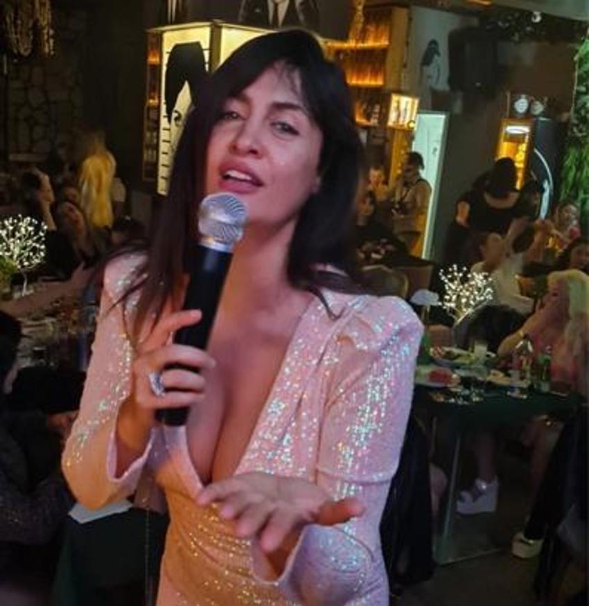 Tuğba Ekinci minicik bikinisiyle ayna karşısında poz verdi!