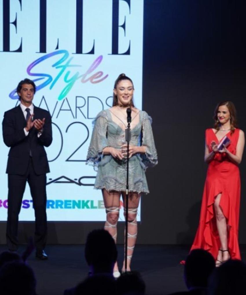 Ünlü isimler şıklık yarışına girdiler! İşte ELLE Style Awards 2022'nın ödülleri ve sahipleri...