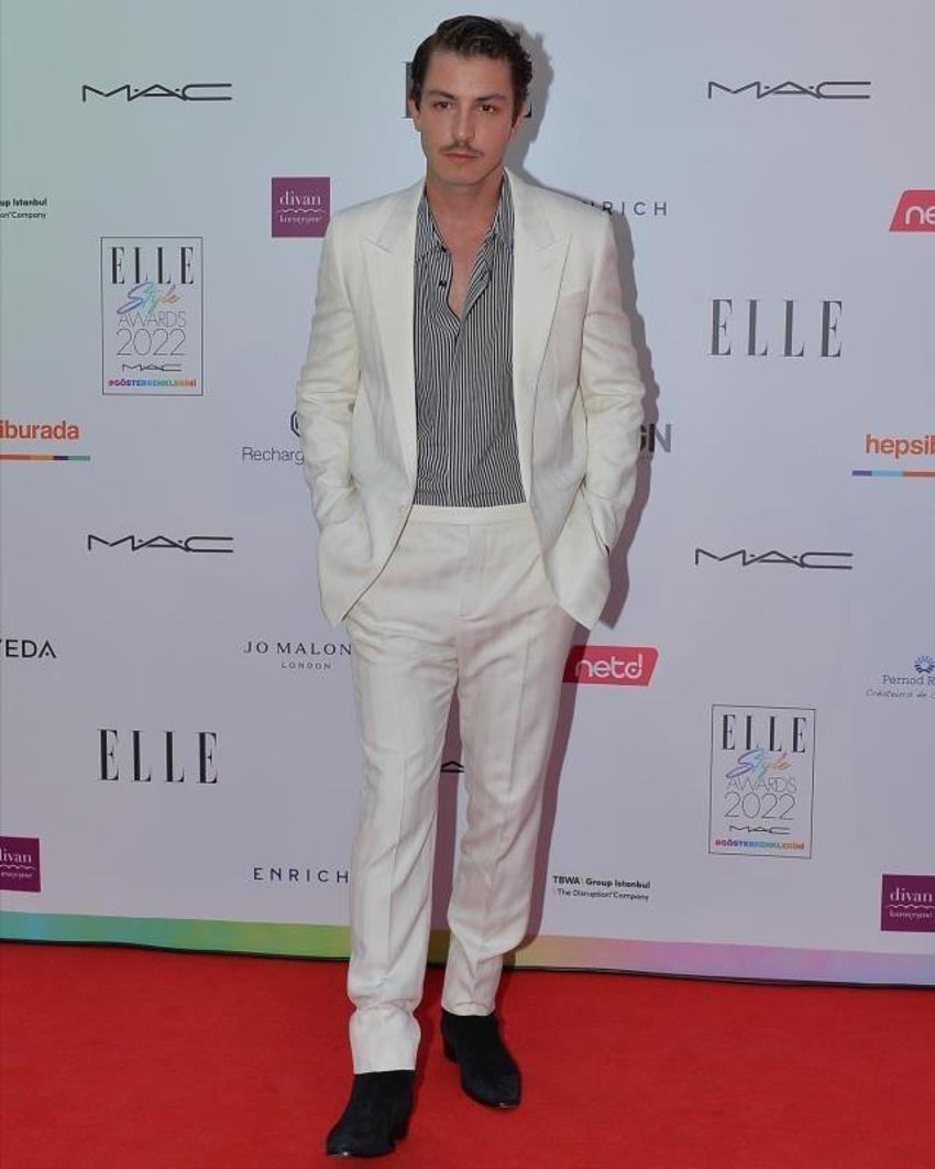 Ünlü isimler şıklık yarışına girdiler! İşte ELLE Style Awards 2022'nın ödülleri ve sahipleri...