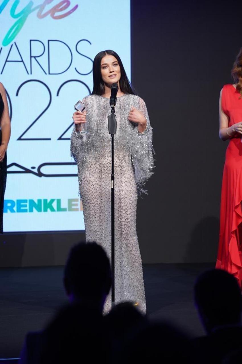 Ünlü isimler şıklık yarışına girdiler! İşte ELLE Style Awards 2022'nın ödülleri ve sahipleri...