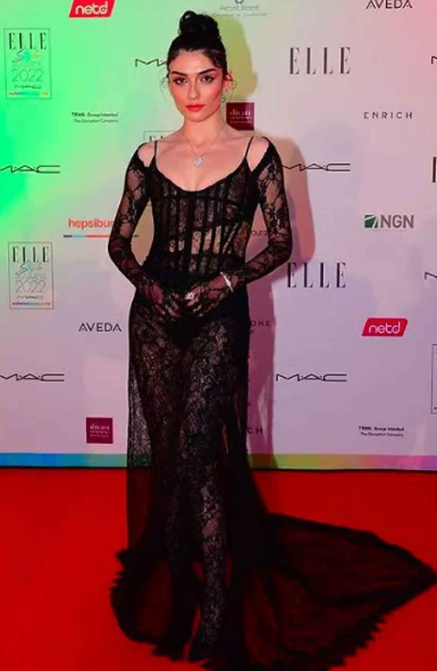 Ünlü isimler şıklık yarışına girdiler! İşte ELLE Style Awards 2022'nın ödülleri ve sahipleri...