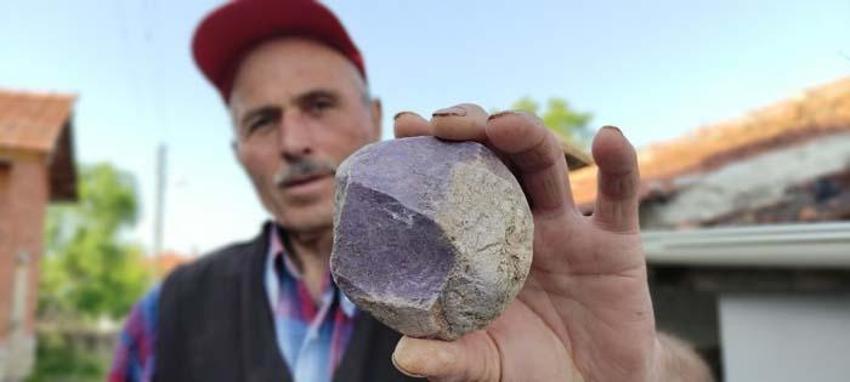 Tarlasında servet değerinde taş buldu! Kamyonlarla gelip çaldılar! Elinde kalanı 60 bin liraya satacak...