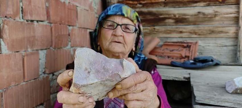 Tarlasında servet değerinde taş buldu! Kamyonlarla gelip çaldılar! Elinde kalanı 60 bin liraya satacak...