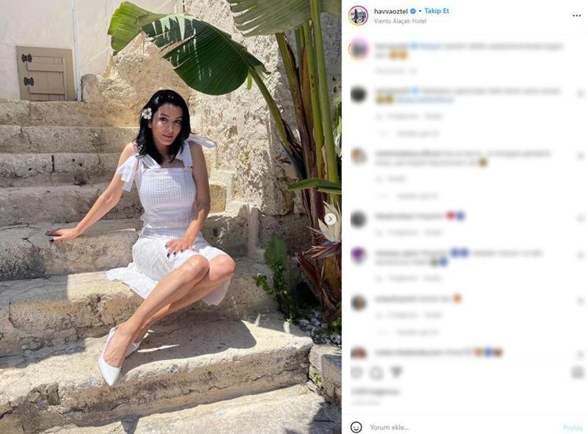 Aleyna Tilki’nin annesi Havva Öztel yeşil elbisesi ile büyüledi 