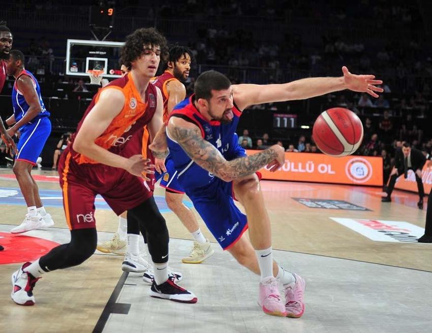 Fenerbahçe Beko eşleşmesi öncesi Anadolu Efes'te büyük şok! Galatasaray Nef maçında talihsiz anlar...
