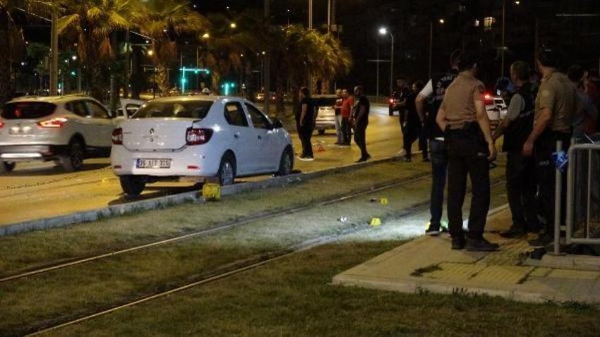 İzmir'de otomobile uzun namlulu silahla saldırı: 1 ölü 1 ağır yaralı