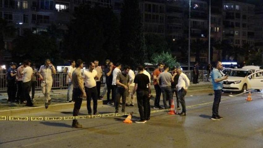 İzmir'de otomobile uzun namlulu silahla saldırı: 1 ölü 1 ağır yaralı