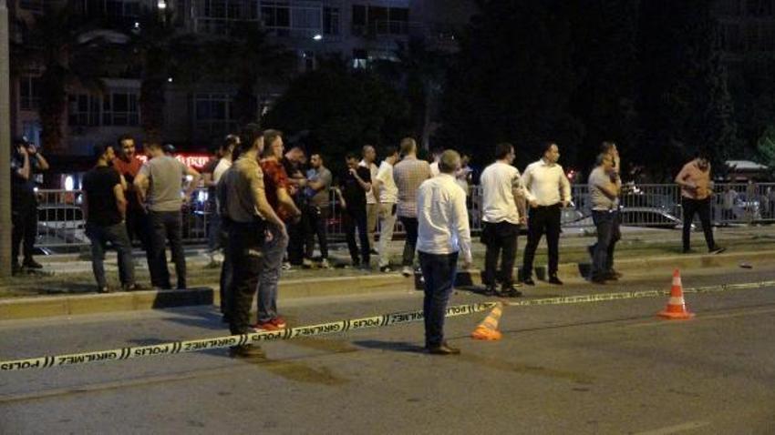 İzmir'de otomobile uzun namlulu silahla saldırı: 1 ölü 1 ağır yaralı