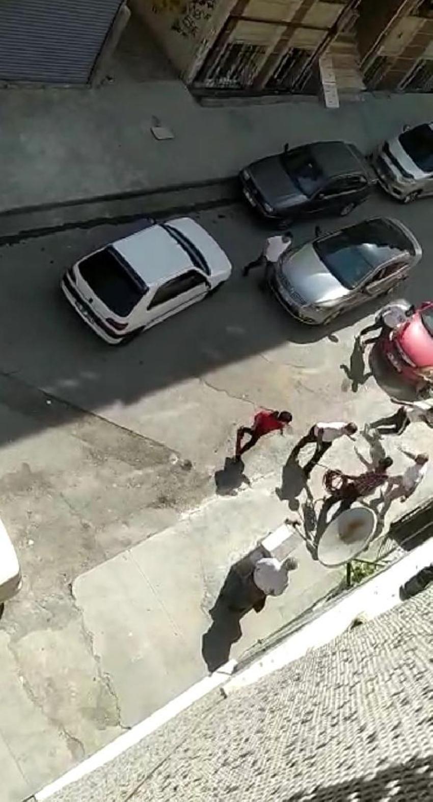 Döner bıçağıyla arkadaşına korku dolu anlar yaşattı