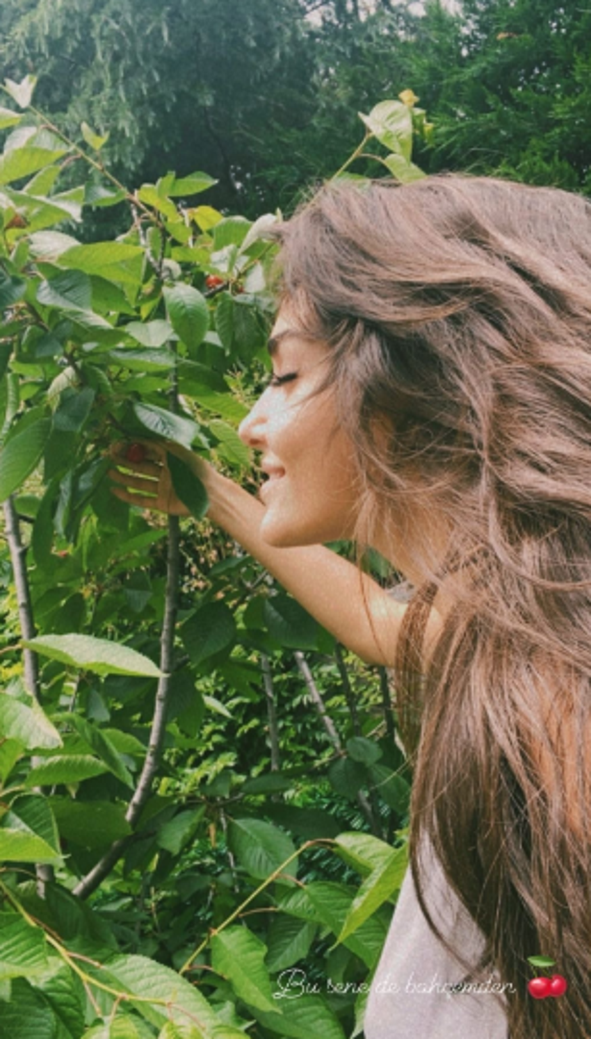 Hande Erçel'in bikinili pozuna rekor beğeni! 'Yaktın buraları'