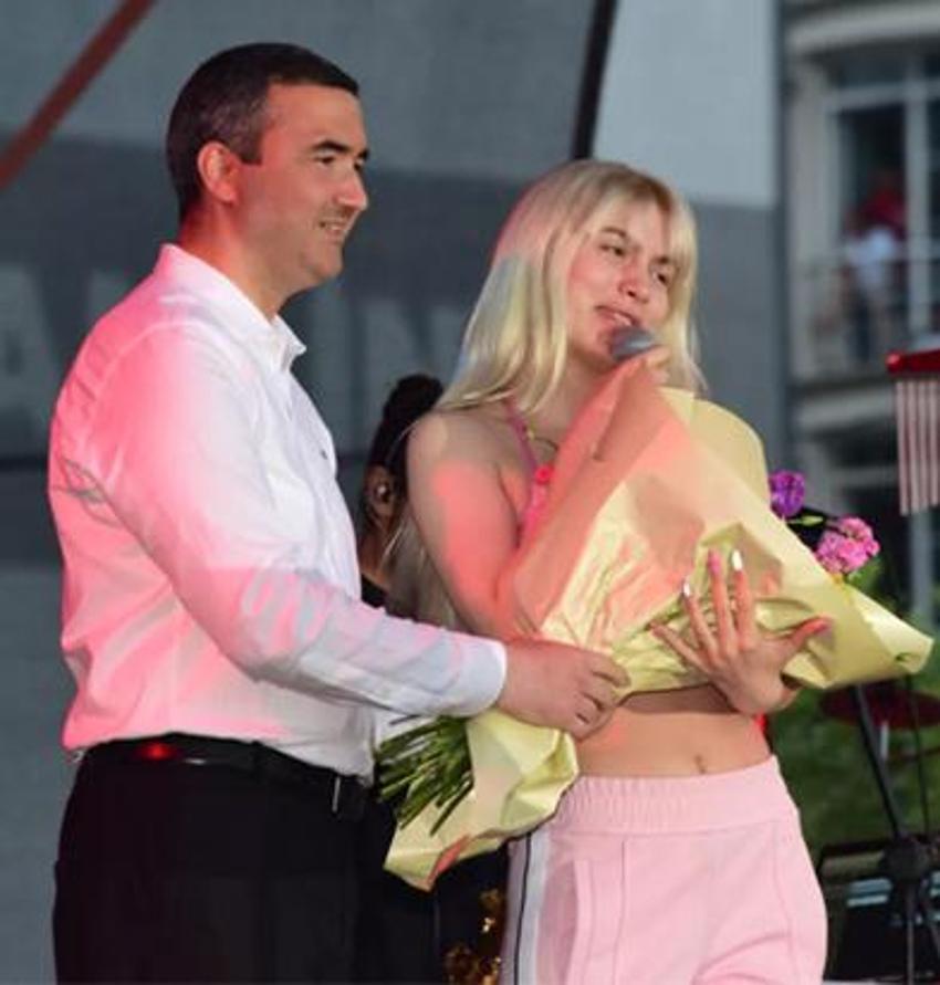 Aleyna Tilki sahne kıyafetiyle adından söz ettirdi!