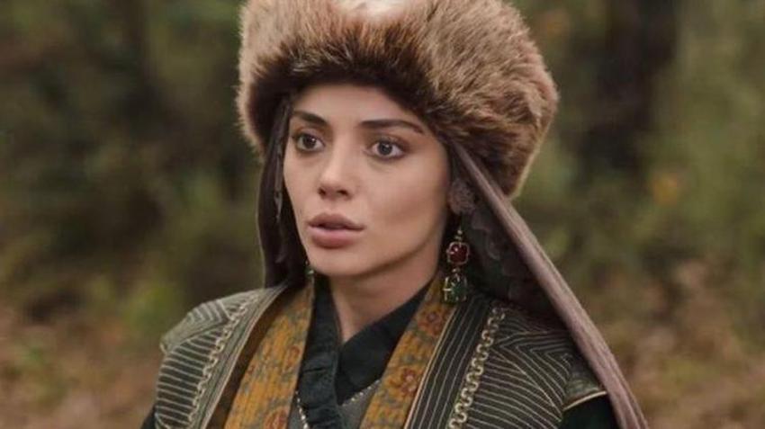 Alparslan'ın Karaca Hatun'u ceketinin önünü açtı, beğeni yağdı!