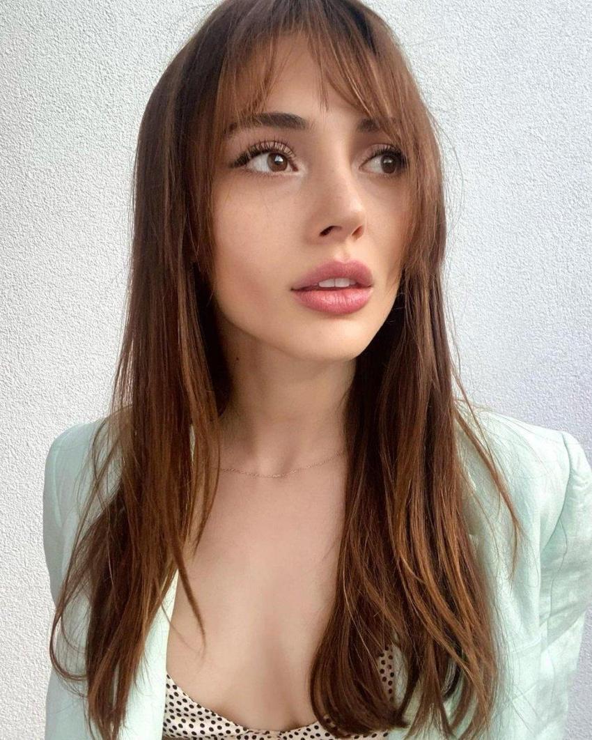 Alparslan'ın Karaca Hatun'u ceketinin önünü açtı, beğeni yağdı!