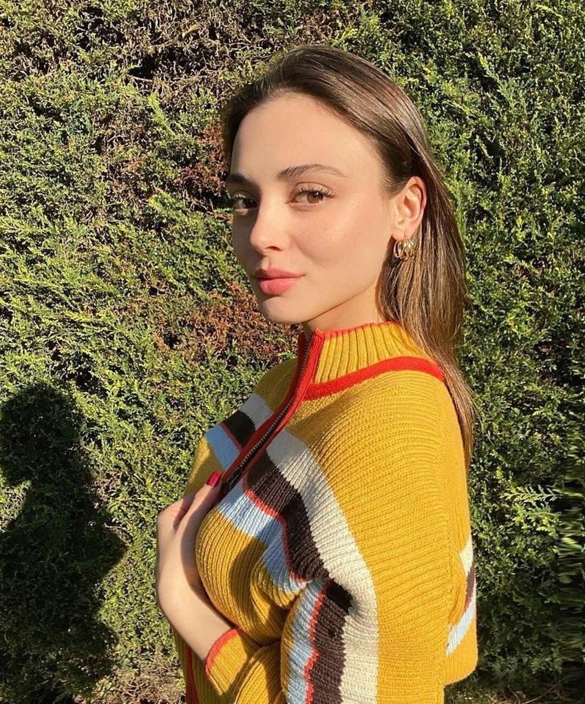 Alparslan'ın Karaca Hatun'u ceketinin önünü açtı, beğeni yağdı!
