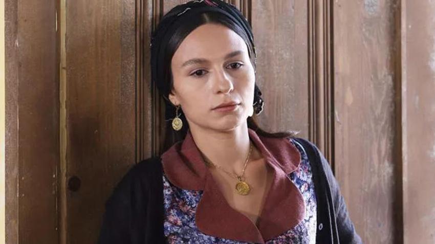 Selin Yeninci tek düğmeli hırkayla poz verdi! Sosyal medya sallandı...