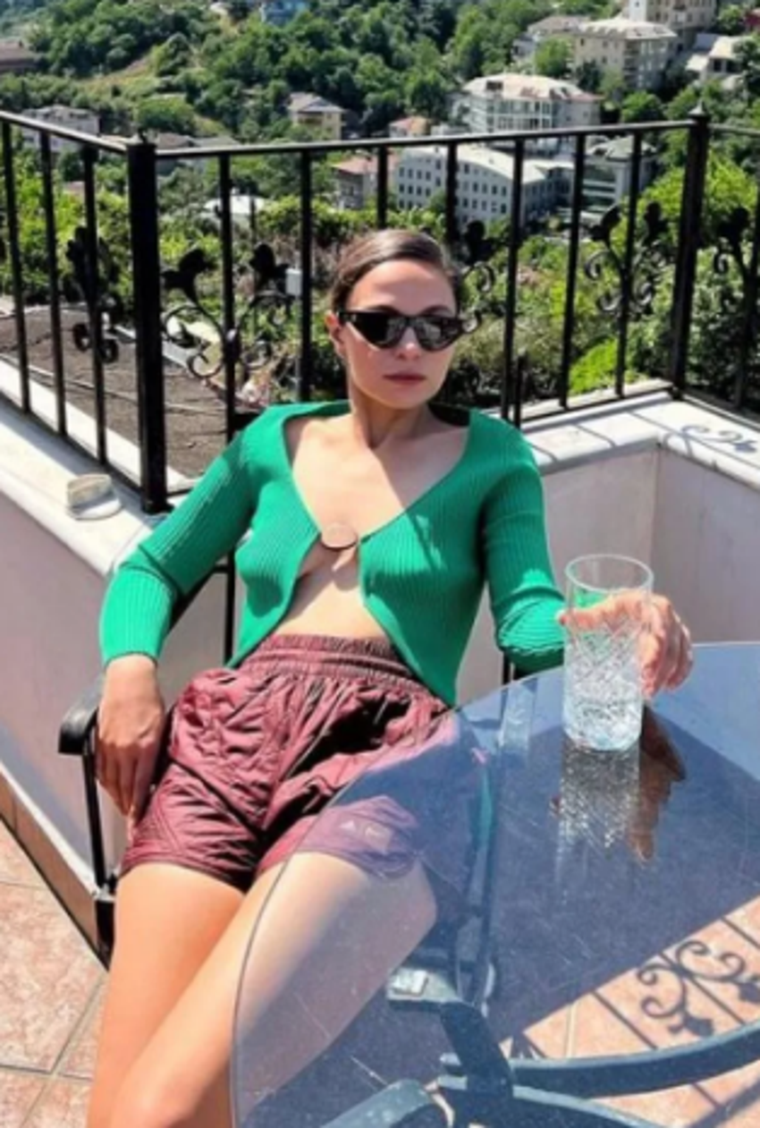 Selin Yeninci tek düğmeli hırkayla poz verdi! Sosyal medya sallandı...