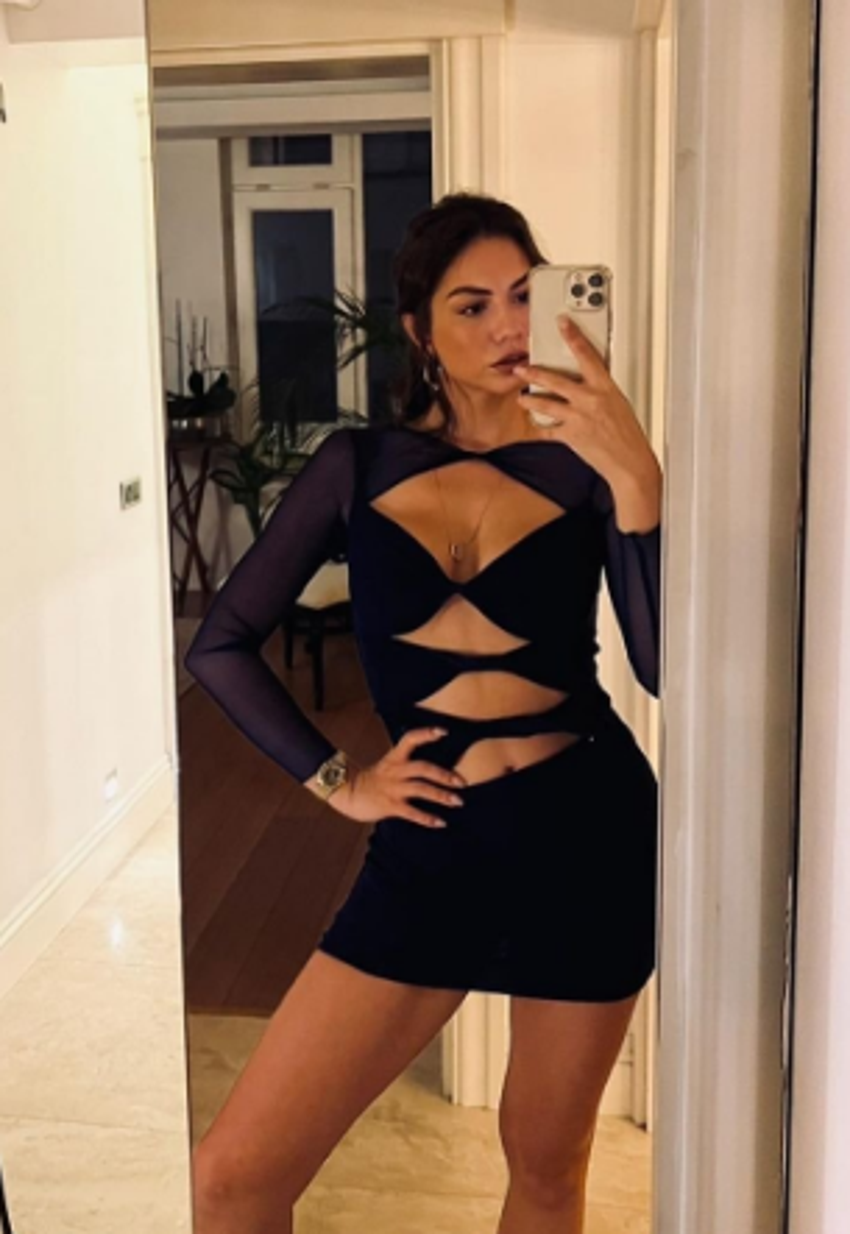 Demet Özdemir'den karavanda ayna pozu! Mavi büstiyeriyle...