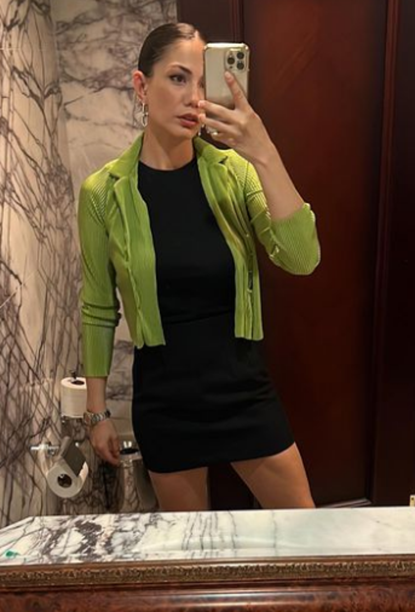 Demet Özdemir'den karavanda ayna pozu! Mavi büstiyeriyle...