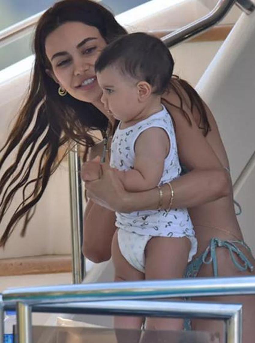 Şilan Makal eşi ve oğluyla tatil sezonunu açtı! 