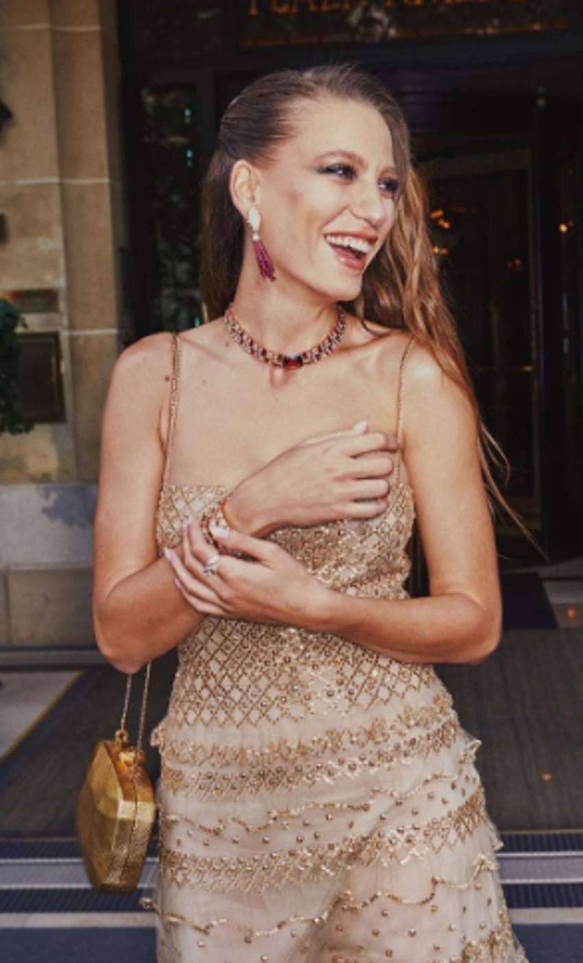 Serenay Sarıkaya altın sarı elbisesiyle nefes kesti!