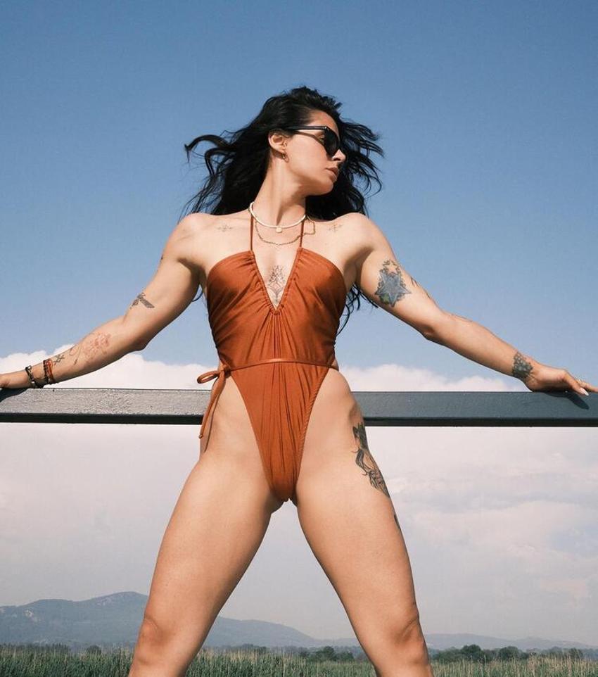 Yasemin Yürük mayolu pozuyla şov yaptı!