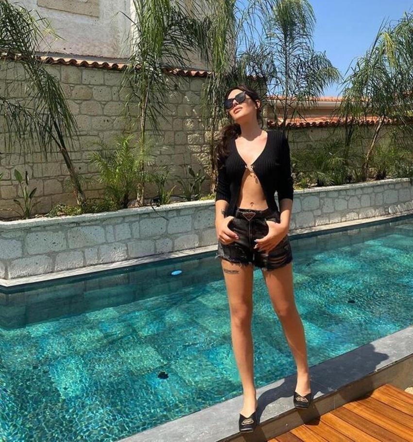 Selin Ciğerci bikinili pozuyla gündem oldu! "Zayıflık çok yakıştı"