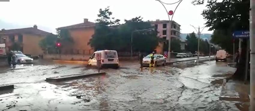 Çok şiddetli yağışlarla ilgili son dakika açıklaması! Meteoroloji uyardı, bu saatlere dikkat! Kuvvetli esecek, İstanbul, Ankara dahil...