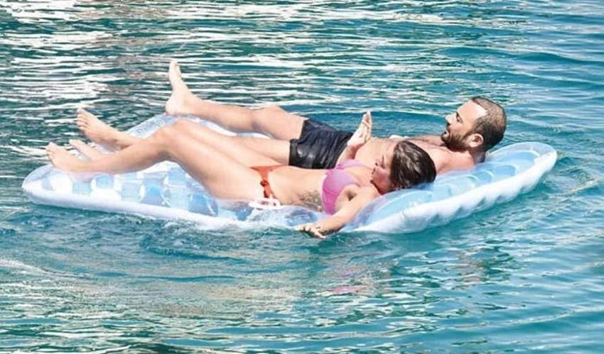 Kara bulutlar dağıldı! Ünlü çift, tatilde öpmelere doyamadı