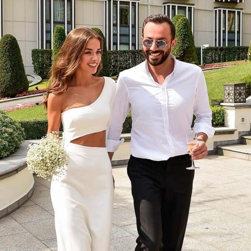 Kara bulutlar dağıldı! Ünlü çift, tatilde öpmelere doyamadı