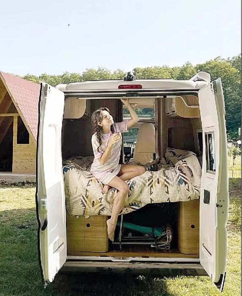 Sezon bitti, ünlüler soluğu tatil beldelerinde aldı! Ama bir farkla...