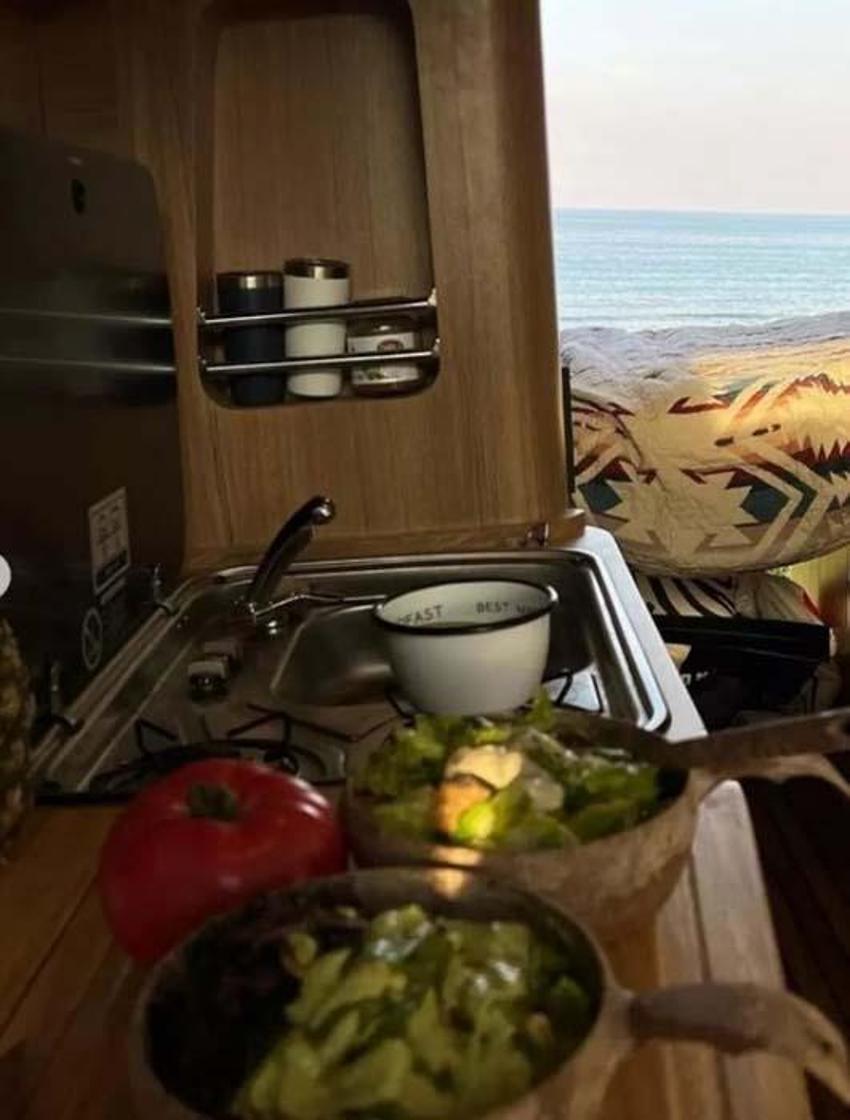 Sezon bitti, ünlüler soluğu tatil beldelerinde aldı! Ama bir farkla...