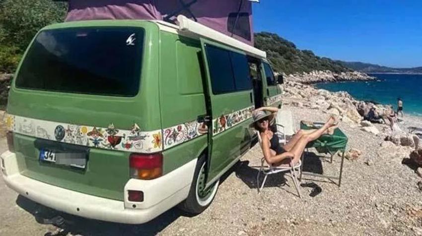 Sezon bitti, ünlüler soluğu tatil beldelerinde aldı! Ama bir farkla...
