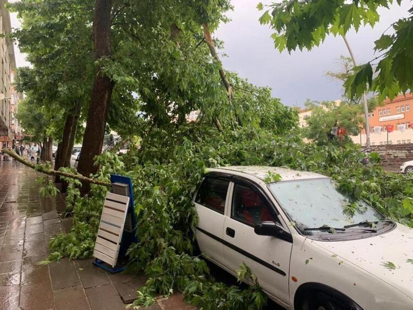 Ankara'yı şiddetli sel vurdu! Acı haber sonrası son dakika uyarısı! Bakan Soylu da bölgede...