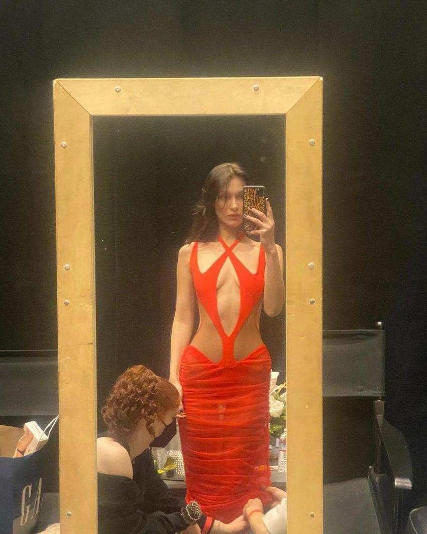 Bella Hadid limuzine çıktı,pozlarıyla olay yarattı!