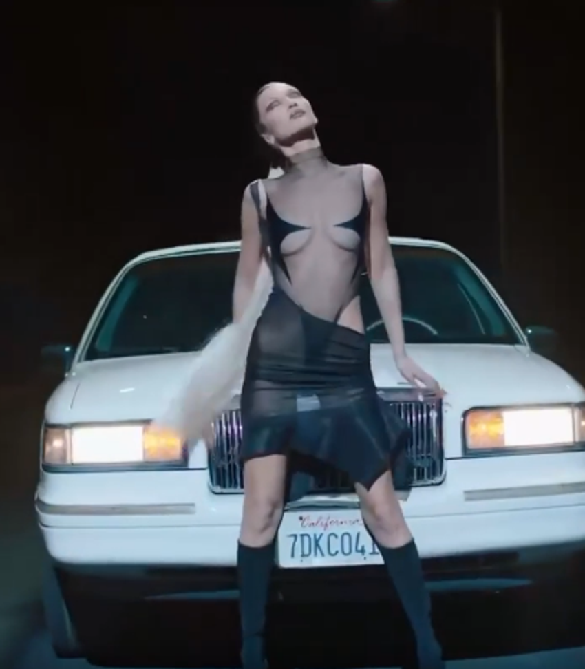 Bella Hadid limuzine çıktı,pozlarıyla olay yarattı!