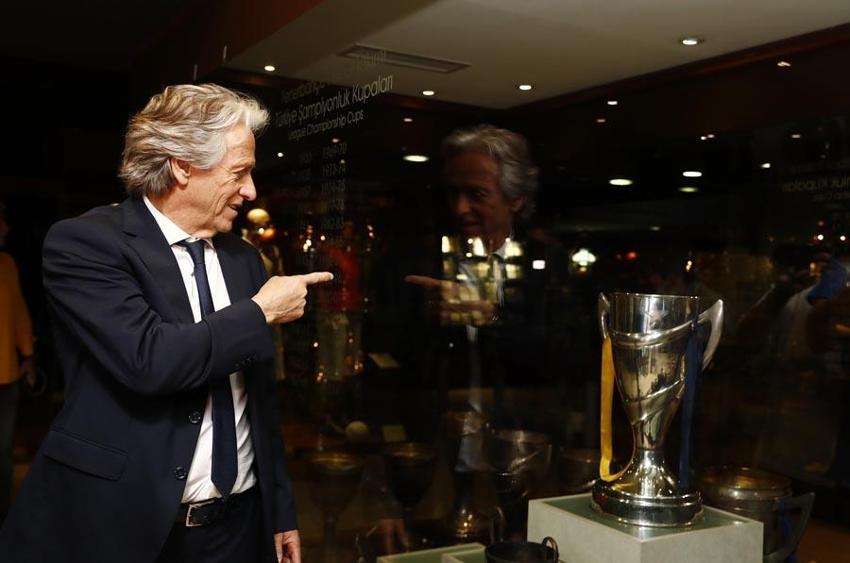 Herkes tatildeyken o antrenmandaydı! Mesut Özil'i sildi süper yeteneği yeni lider yaptı
