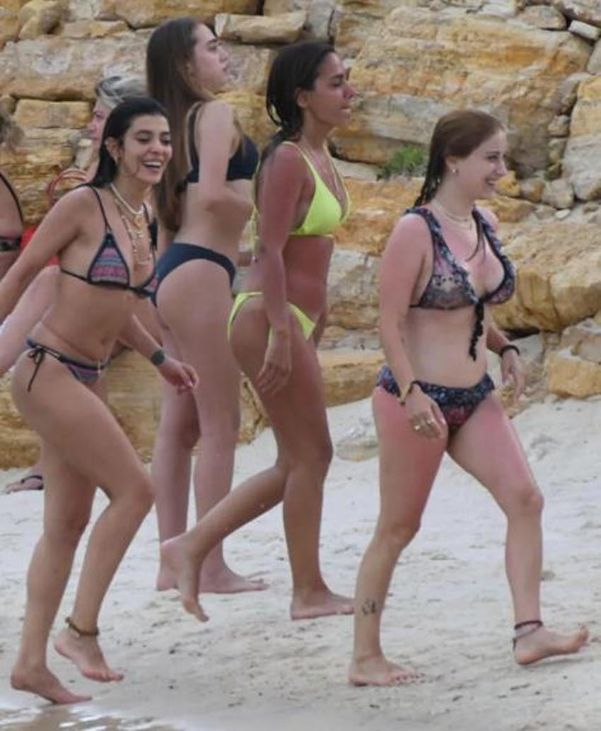 Demet Özdemir düğün öncesi tatilde! Hazal Kaya ve Selin Şekerci ile sezonu Çeşme'de açtı!