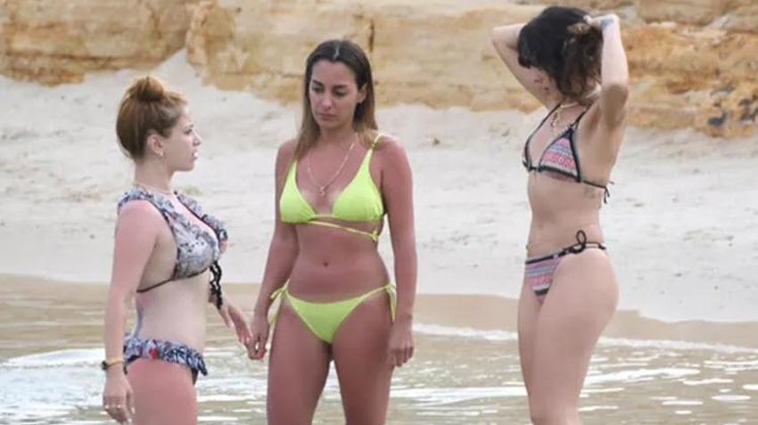 Demet Özdemir düğün öncesi tatilde! Hazal Kaya ve Selin Şekerci ile sezonu Çeşme'de açtı!