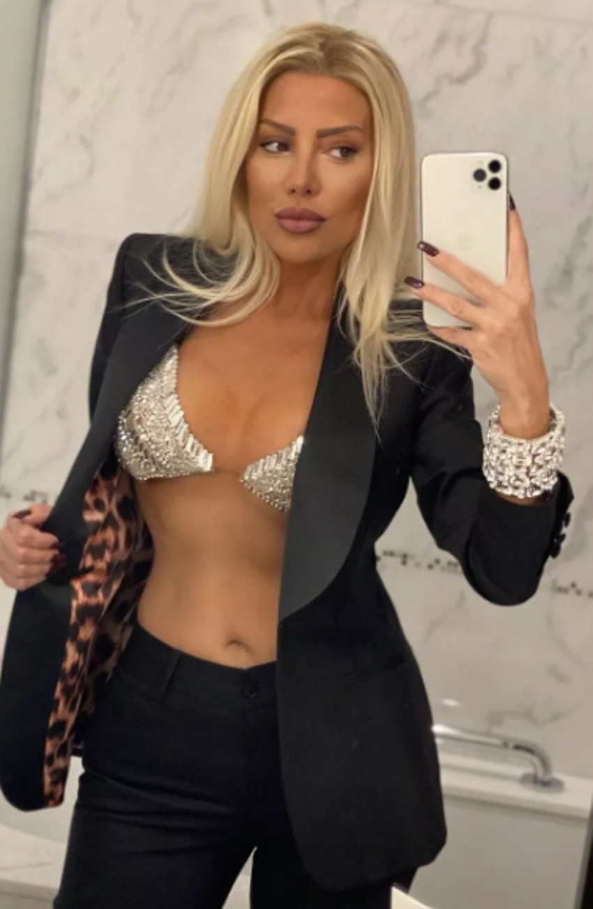 Gülşah Saraçoğlu bornozlu pozuyla Instagram'ı salladı! "Taş bebek gibisin"