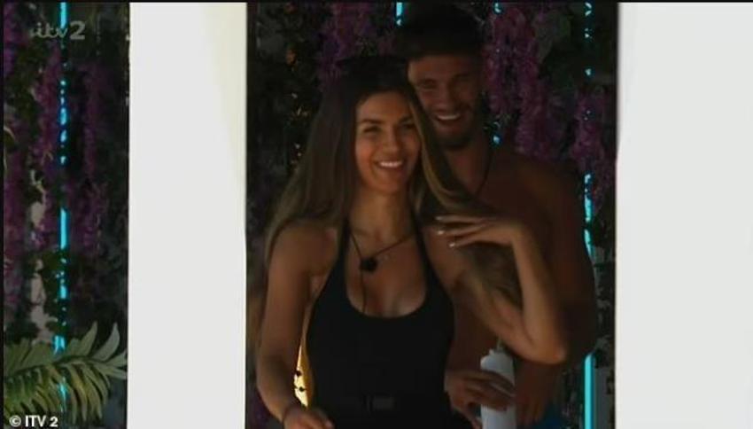 Türk yarışmacı Ekin Su Cülcüloğlu, İngiltere'yi karıştırdı! Partneriyle uzun süre öpüşüp...
