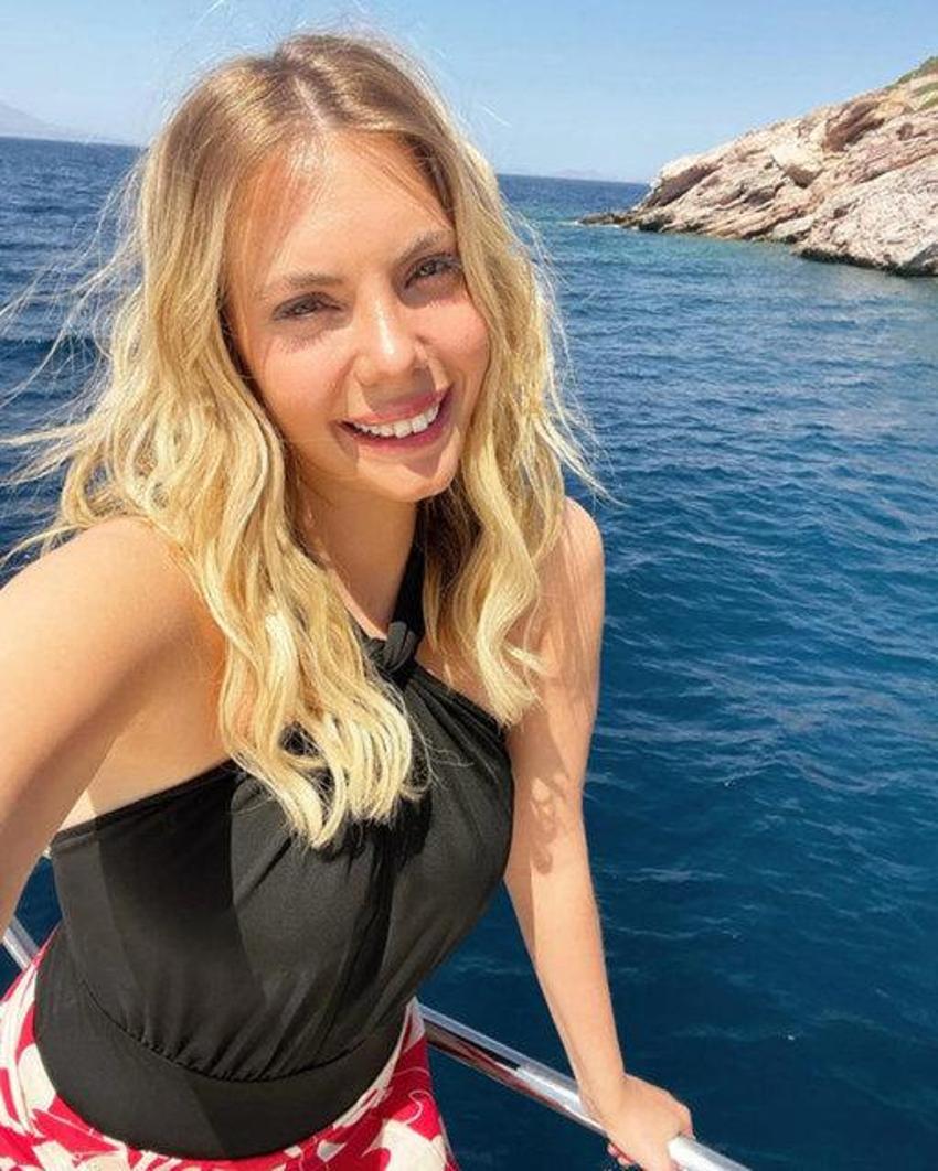 Deren Talu sezonu açtı! Çiçekli bikinisiyle poz verdi...