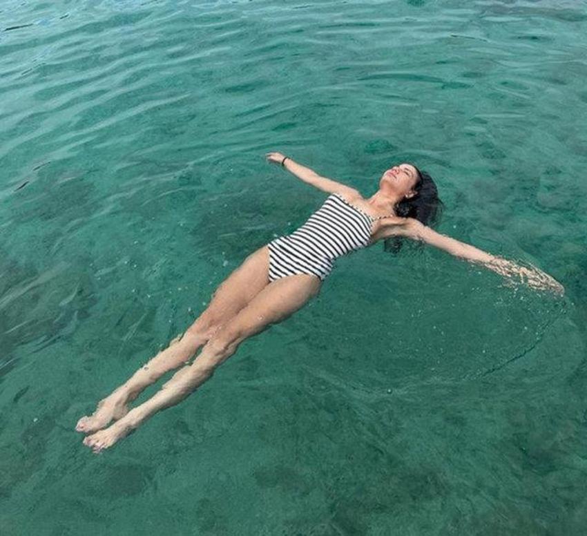 Ünlü isimler tatile çıktı! Burcu Esmersoy'un pozları ortalığı yıktı geçti