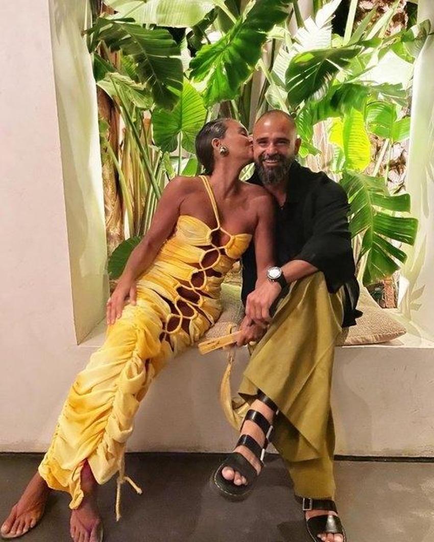 Ünlü isimler tatile çıktı! Burcu Esmersoy'un pozları ortalığı yıktı geçti