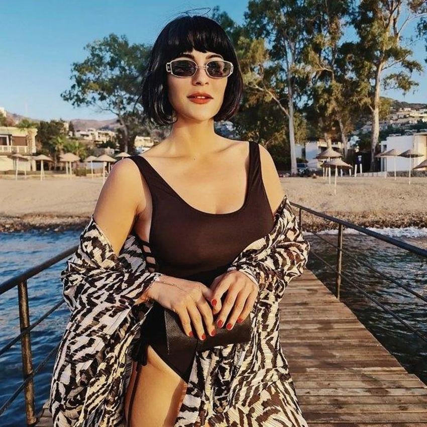 Ünlü isimler tatile çıktı! Burcu Esmersoy'un pozları ortalığı yıktı geçti