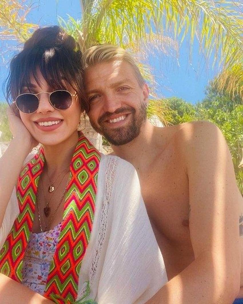 Ünlü isimler tatile çıktı! Burcu Esmersoy'un pozları ortalığı yıktı geçti