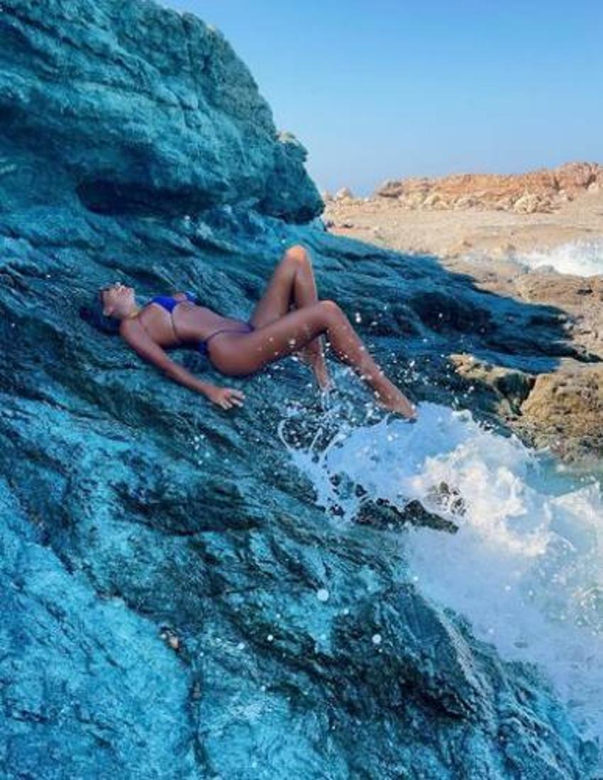 Eda Taşpınar bikinili paylaşımıyla dikkatleri üzerinde topladı!